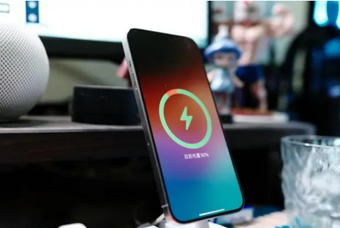 峄城苹果15换屏服务分享用什么充电器给iPhone15充电更好 